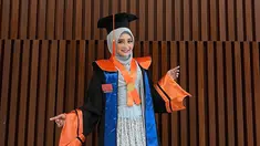 Sama seperti mahasiswa yang sudah lulus, Ega Noviantika tentunya bangga memakai toga dan jubah wisuda. Tak hanya keluarga dan sahabat, beberapa netizen juga turut bangga atas pencapain Ega Noviantika. Perjuangan kuliah sambil asuh anak tidaklah mudah, namun Ega mampu menyelesaikannya. Penuh lika-liku, kebahagiaan terpancar jelas di wajah Ega yang resmi wisuda. (Liputan6.com/IG/@eganoviantika_98)