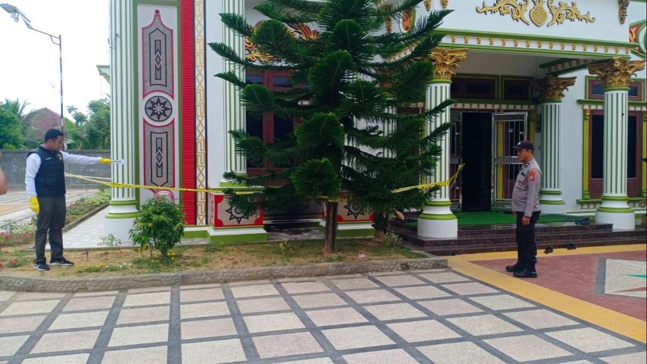 Bom molotov yang dilempar OTK (orang tak dikenal) tersebut juga ikut menghanguskan karpet sintetis yang terkembang di teras rumah.<br>