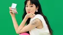 <p>Di bahu kirinya Gong Hyo Jin memiliki tato salib dan pita dengan tulisan "laurel", "lubere", dan "money". (Foto: @ROVVXHYO/Instagram via Koreaboo)</p>