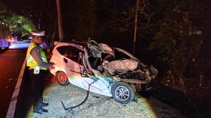 Mobil Oleng ke Jalur Berlawanan, Dua Guru Meninggal Dunia Usai Tabrakan dengan Bus