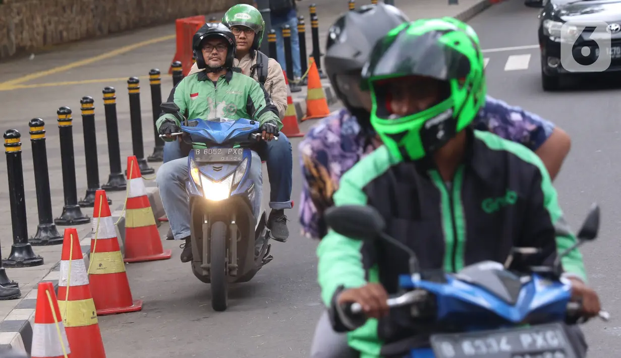 Pengemudi ojek online membawa penumpang di Jakarta, Selasa (10/3/2020). Kementerian Perhubungan (Kemenhub) melalui Direktorat Jenderal Perhubungan Darat resmi menaikkan tarif batas atas dan tarif batas bawah ojek online. (Liputan6.com/Angga Yuniar)