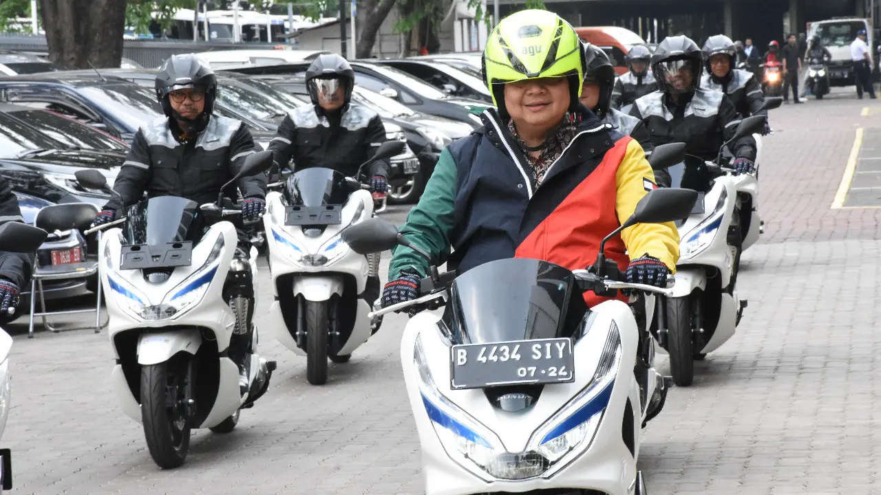 Menperin Airlangga Hartarto uji coba motor listrik.