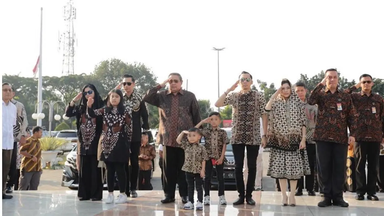 Momen SBY dan Keluarga Ziarah Makam Di Hari Ulang Tahun Ani Yudhoyono