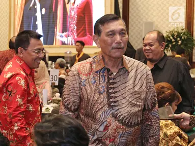 Menteri Koordinator Bidang Kemaritiman Indonesia, Luhut Binsar Panjaitan seusai menghadiri perayaan  ulang tahun pendiri PT Mustika Ratu Tbk, Mooryati Soedibyo yang ke 90 di kawasan Gatot Subroto, Jakarta, Jumat (5/1). (Liputan6.com/Herman Zakharia)