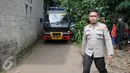 Mobil Kepolisian Brimob Polda Metro Jaya memasuki sekitar area tempat tinggal terduga teroris di Setu, Tangerang Selatan, Rabu (21/12). Dalam penggerebekan tersebut terjadi baku tembak hingga menewaskan tiga tersangka. (Liputan6.com/Helmi Affandi)