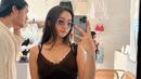 Tampil layaknya turis, Megan Domani kenakan bralette cokelat gelap dan mini pants. [instagram/megandomani1410]