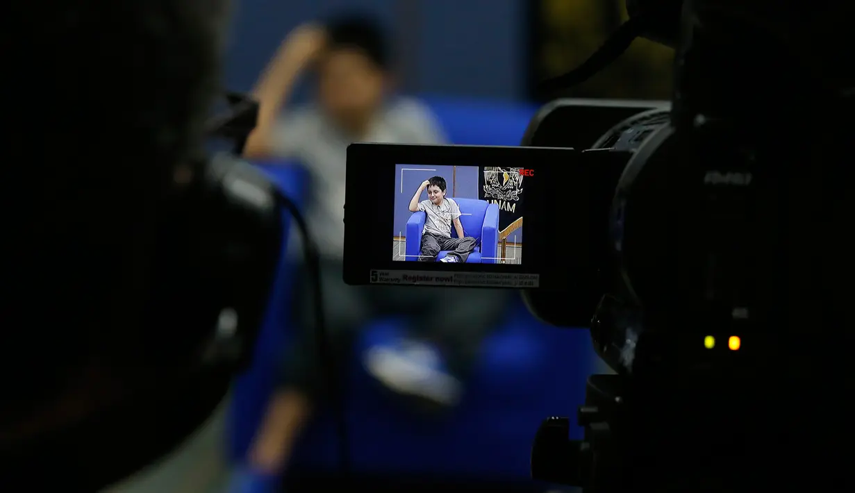 Carlos Santamaria Diaz (12) terlihat di kamera televisi pada konferensi pers di Universitas Otonomi Nasional Meksiko, 3 Agustus 2018. Carlos adalah mahasiswa termuda dalam sejarah universitas yang telah berusia hampir seratus tahun itu. (AP/Marco Ugarte)