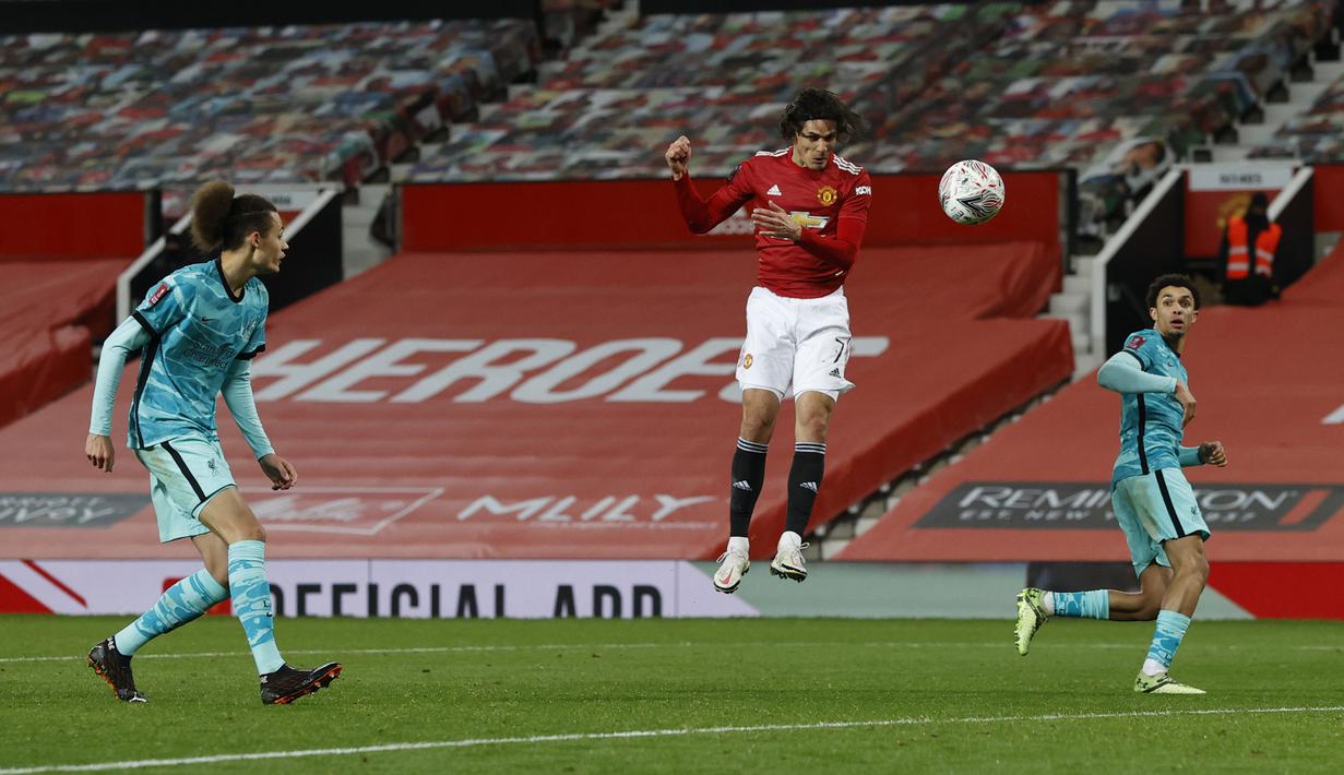 Sundulan pemain Manchester United, Edinson Cavani (tengah) mengenai tiang gawang Liverpool pada laga babak keempat FA Cup 2020-21 di Old Trafford, Senin (25/01/2021). (Foto: AP/Pool/Phil Noble)