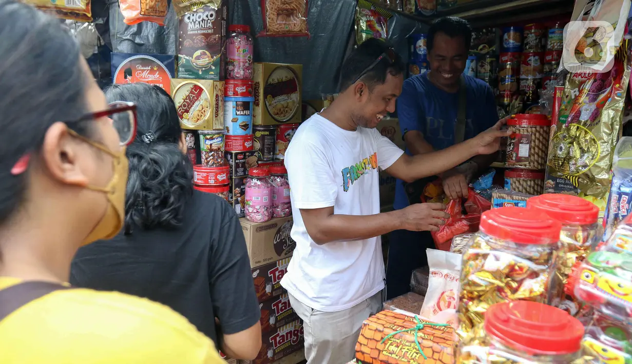 Pembeli memilih kue kering di salah satu toko di kawasan Ciracas. (Liputan6.com/Herman Zakharia)
