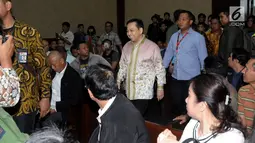 Terdakwa dugaan korupsi proyek e-KTP, Setya Novanto (tengah) memasuki ruang sidang untuk mengikuti persidangan di Pengadilan Tipikor, Jakarta, Kamis (29/3). Sidang mendengar pembacaan tuntutan oleh Jaksa Penuntut Umum. (Liputan6.com/Helmi Fithriansyah)