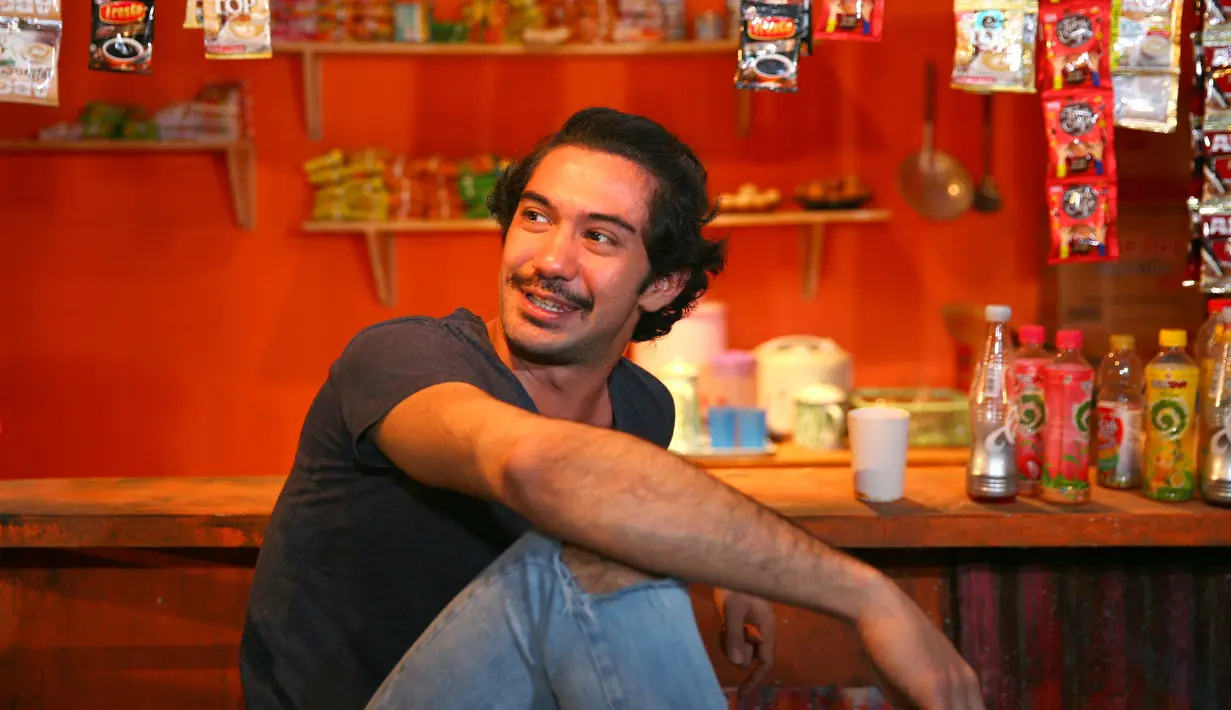 "Saya punya nazar, jadi ini yang menarik nazarnya, saya live di instagram. Saya bilang kalau filmnya 10 hari tembus 2 juta penonton, kalian mau saya ngapain?" kata Reza Rahadian. (Nurwahyunan/Bintang.com)