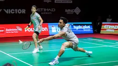 Pasangan ganda campuran Indonesia, Jafar Hidayatullah/Felisha Pasaribu berusaha mengembalikan kok ke arah wakil Korea Selatan, Kim Jae Hyeon/Jang Ha Jeong dalam babak 32 besar Indonesia Open 2026 di Istora Senayan, Jakarta, Rabu (03/06/2026). (Bola.com/Bagaskara Lazuardi)