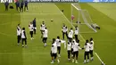 Para pemain PSG mengikuti sesi latihan di di Munich, Jerman (6/4/2021). PSG akan bertanding melawan tuan rumah Bayern Munchen pada leg pertama babak perempat final Liga Champions di Allianz Arena. (AP Photo/Matthias Schrader)