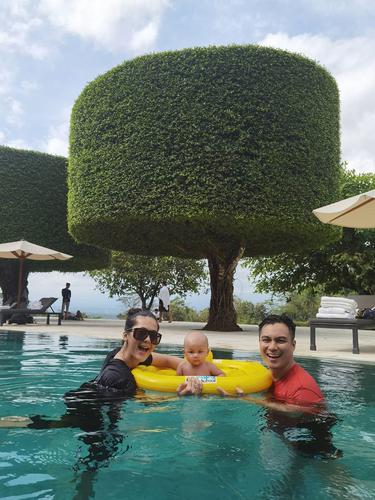 Happy Family Melihat Potret Bahagia Keluarga Baim Wong Di Kolam Renang News Entertainment Fimela Com