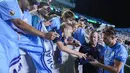 Pemain Manchester City, Jack Grealish, memberikan tanda tangan kepada fans setelah laga melawan Glasgow Celtic pada laga uji coba di Stadion Kenan Memorial, Rabu (24/7/2024). (AFP/Grant Halverson)