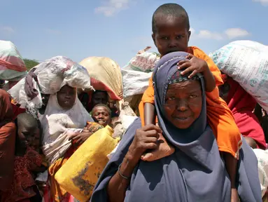 Ekpresi ibu dan anak warga Somalia yang mengungsi akibat kekeringan dan kelaparan di daerah Tabelaha di pinggiran Mogadishu, Somalia (30/3). Negara yang terletak di tanduk Afrika ini, memiliki populasi 12 juta penduduk. (AP Photo/Farah Abdi Warsameh)