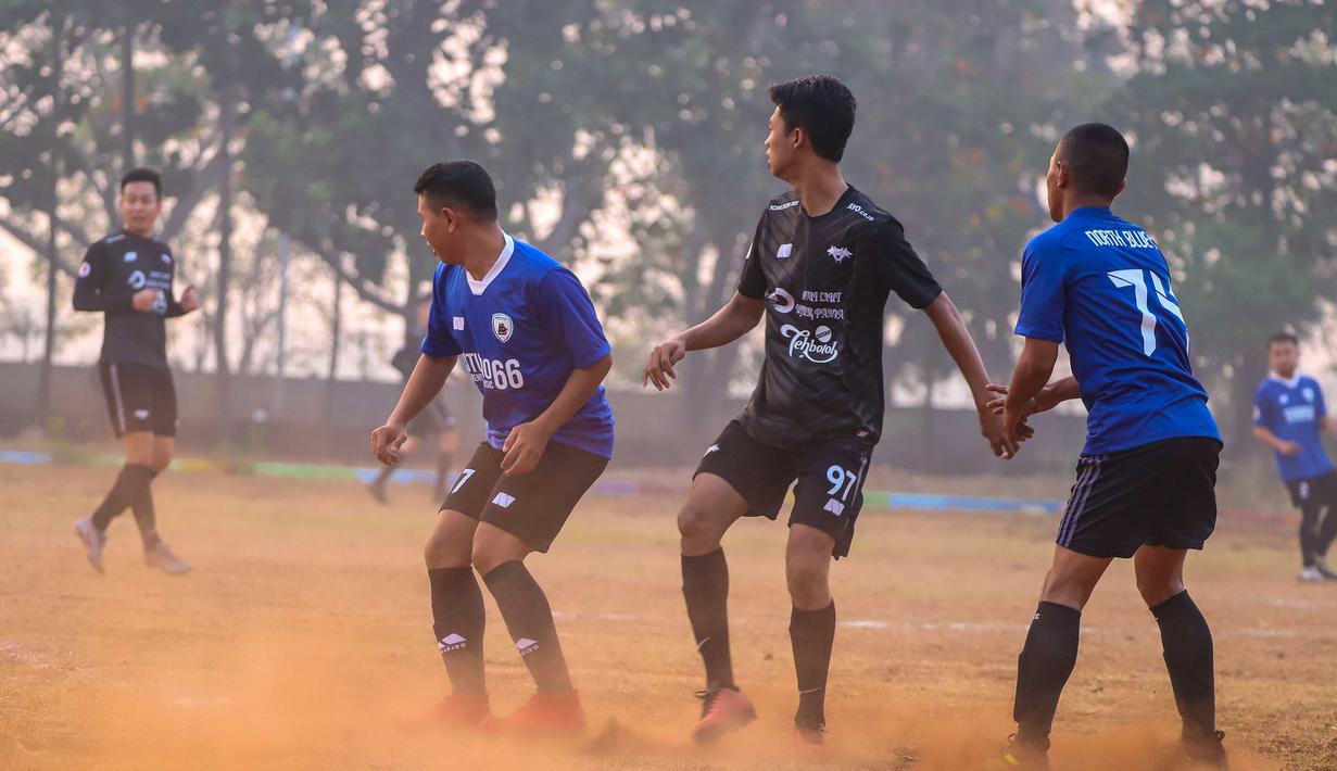 Pemain berebut bola saat laga Liga Ayo Jakarta 2019. (Liga Ayo)