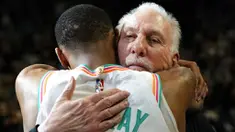 San Antonio Spurs menang 104-102 atas Utah Jazz di kandang sendiri pada Sabtu (12/3/2022). Kemenangan itu mencatatkan rekor baru bagi Pop yaitu kemenangan ke-1.336 dari 2.030 pertandingan selama 26 musim melatih Spurs di NBA. (AP Photo/Eric Gay)