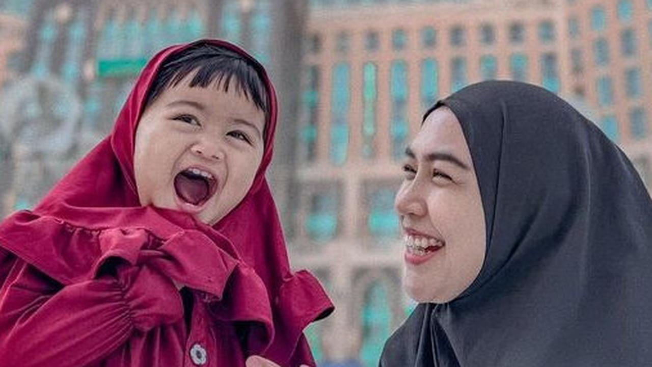 Gemas! Potret Lucu Moana Anak Ria Ricis saat Ikut Umrah di Tanah Suci, Ada Foto di Depan Ka'bah Ikut Sampaikan Doa