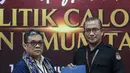 Ketua Komisi Pemilihan Umum (KPU) Hasyim Asy'ari (kanan) menerima berkas pendaftaran dari Ketua Umum Partai Garuda Ahmad Ridha Sabana saat Pendaftaran Partai Politik Calon Peserta Pemilu tahun 2024 di Kantor KPU, Jakarta, Rabu (3/8/2022). Hari ketiga pendaftaran, Partai Garuda menjadi partai politik kesebelas yang mendaftarkan diri untuk calon peserta Pemilu tahun 2024. (Liputan6.com/Johan Tallo)