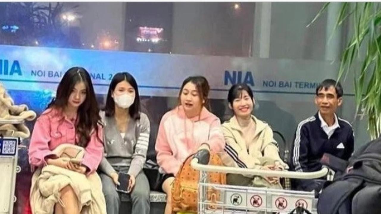 Pesawat Delay, Bule Ini Pilih Bersihkan Kangkung di Bandara  untuk Habiskan Waktu