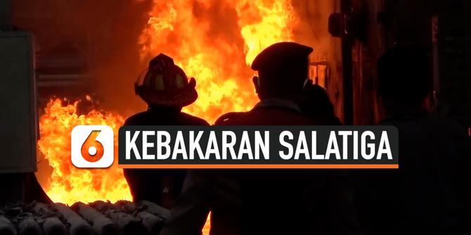 VIDEO: Korsleting Listrik, Pabrik Pengolahan Plastik Terbakar