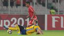 Pemain Tampines Rovers, Fahrudin Mustafic (bawah) menghalau bola dari kaki pemain Persija Jakarta, Ramdani Lestaluhu pada laga Piala AFC 2018 di Stadion Utama GBK, Senayan, Jakarta (28/2/2018). Persija menang 4-1. (Bola.com/Nick Hanoatubun)