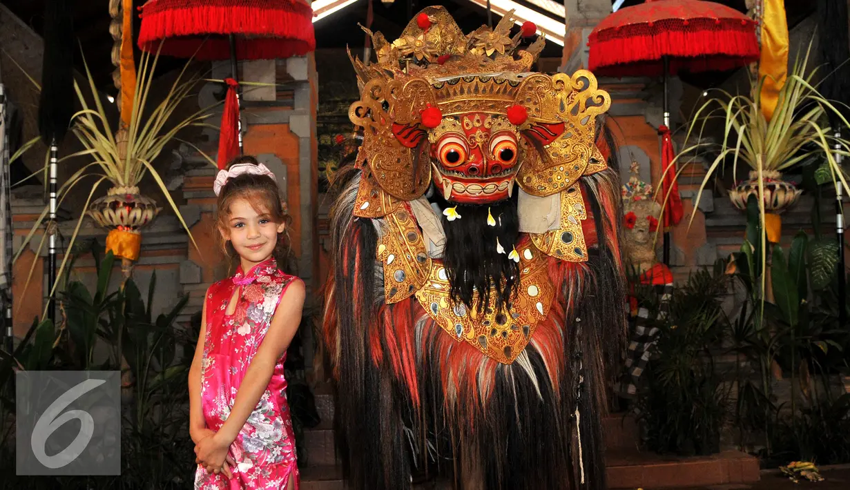 Pemeran Elif, Isabella Damla Guvenilir berfoto bersama Barong usai menonton pertunjukan barong di Bali, Kamis (27/8/2015) Para pemain Elif sangat antusias dalam melihat pertunjukan Barong tersebut. (Liputan6.com/Herman Zakharia)