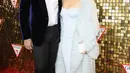 Penyanyi Jennifer Lopez ditemani sang kekasih, Alex Rodriguez berpose untuk fotografer setibanya menghadiri acara kampanye Guess 2018 di Los Angeles, 31 Januari 2018. (Rachel Murray/Getty Images for Guess, Inc./AFP)
