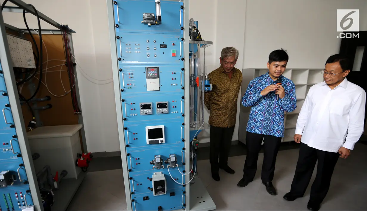 Ketua Pembina Yayasan ORA et LABORA, Edwin Soeryadjaya (kiri) dan Dirjen Dikdasmen Kemendikbud, Hamid Muhammad (kanan) melihat cara kerja pressure level flow di SMK Ora et Labora, BSD Tangerang Selatan, Kamis (18/9). (Liputan6.com/Fery Pradolo)