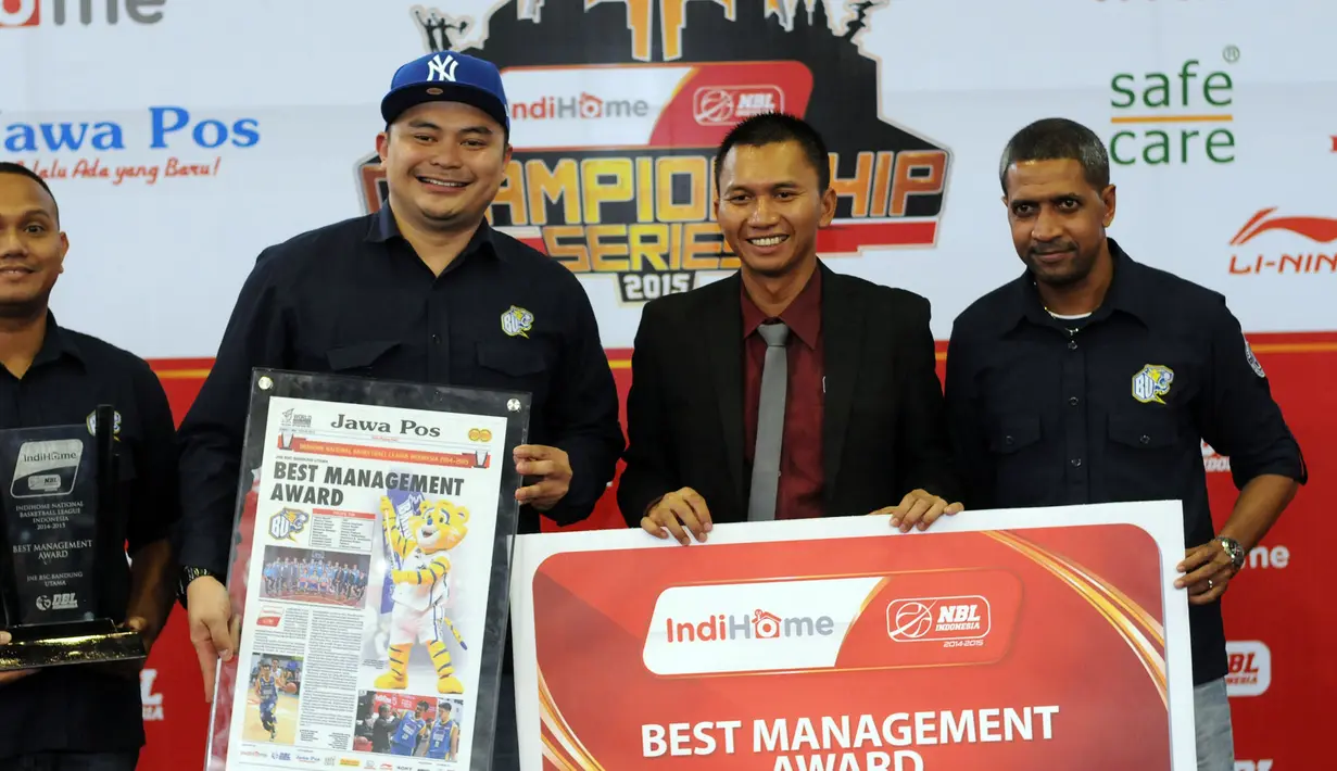 JNE BSC Bandung Utama menerima Best Management NBL Awards 2015 di Jakarta, Jumat (1/5/2015). (Liputan6.com/Helmi Fithriansyah)