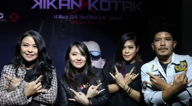 Vokalis Kotak, Tantri berfoto bersama Kikan X Kotak saat peluncuran single kolaborasi Kikan X Kotak di kawasan SCBD, Jakarta, Senin (14/3/2016). Single perdana tersebut bertajuk Long Live Rock N Roll. (Liputan6.com/Herman Zakharia)