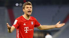 Thomas Muller secara mengejutkan tak masuk dalam 30 nama calon peraih Ballon d'Or 2021. Padahal, ia mampu bermain konsisten dengan mencetak 4 gol dari tujuh laga di Liga Jerman musim ini bersama Bayern Munchen. Muller juga mampu tampil impresif pada musim lalu. (AFP/Pool/Kai Pfaffenbach)