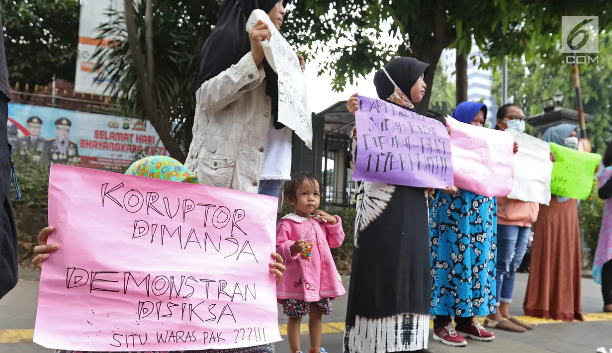 Kaum ibu yang tergabung dalam Emak-Emak Indonesia membentangkan poster saat menggelar aksi di depan Gedung Polda Metro Jaya, Jakarta, Minggu (29/9/2019). Mereka mengecam tindakan represif aparat terhadap mahasiswa dan pelajar dalam demonstrasi 23-25 September 2019. (Liputan6.com/Herman Zakharia)