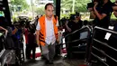 Mantan Walikota Cimahi M Itoc Tochija saat akan menjalani pemeriksaan lanjutan di Gedung KPK, Jakarta, Senin (30/1). Itoc Tochijah diduga menerima suap dari pengusaha TDB dan HSG pada 1 Desember 2016 lalu. (Liputan6.com/Helmi Fithriansyah)