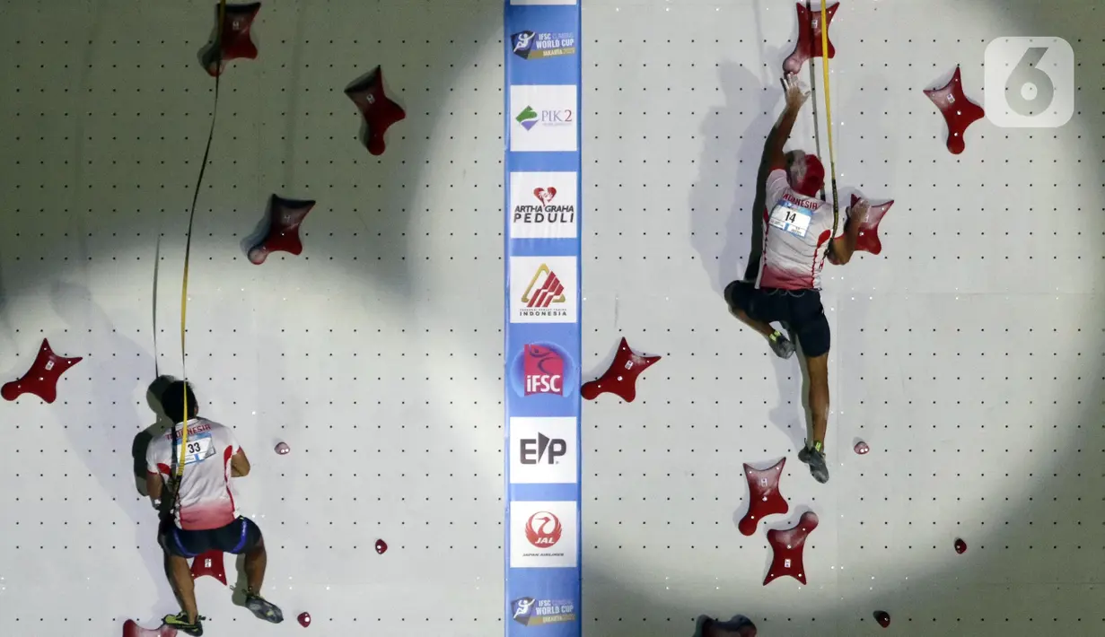 Atlet Panjat Tebing Putra Indonesia, Aspar (kanan) saat beradu cepat melawan rekan setimnya, Kiromal Katibin di Babak Final Kejuaraan Panjat Tebing Dunia IFSC 2022 di Jakarta, Sabtu (24/9/2022). Aspar menempati posisi utama dengan catatan waktu 5,39 detik. (Liputan6.com/Helmi Fithriansyah)