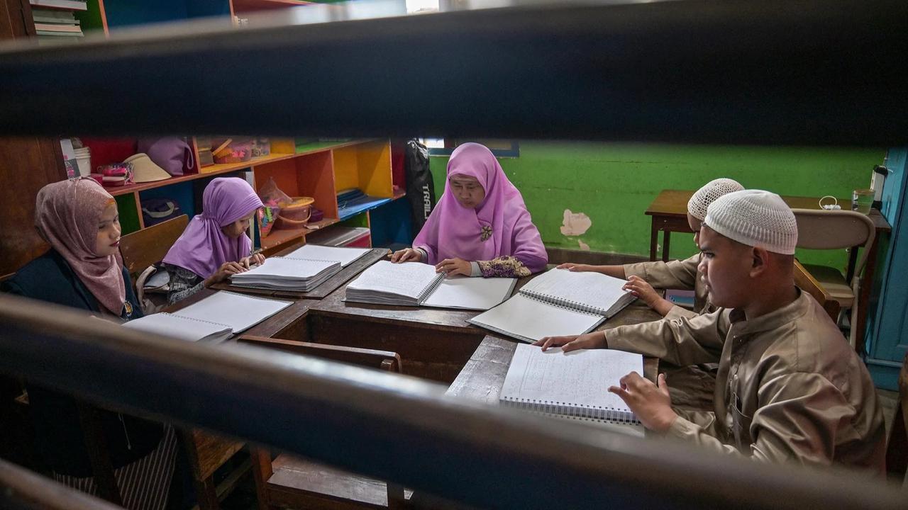 FOTO: Semangat Siswa Tunanetra Pelajari Al Quran Braille di Bulan Ramadan