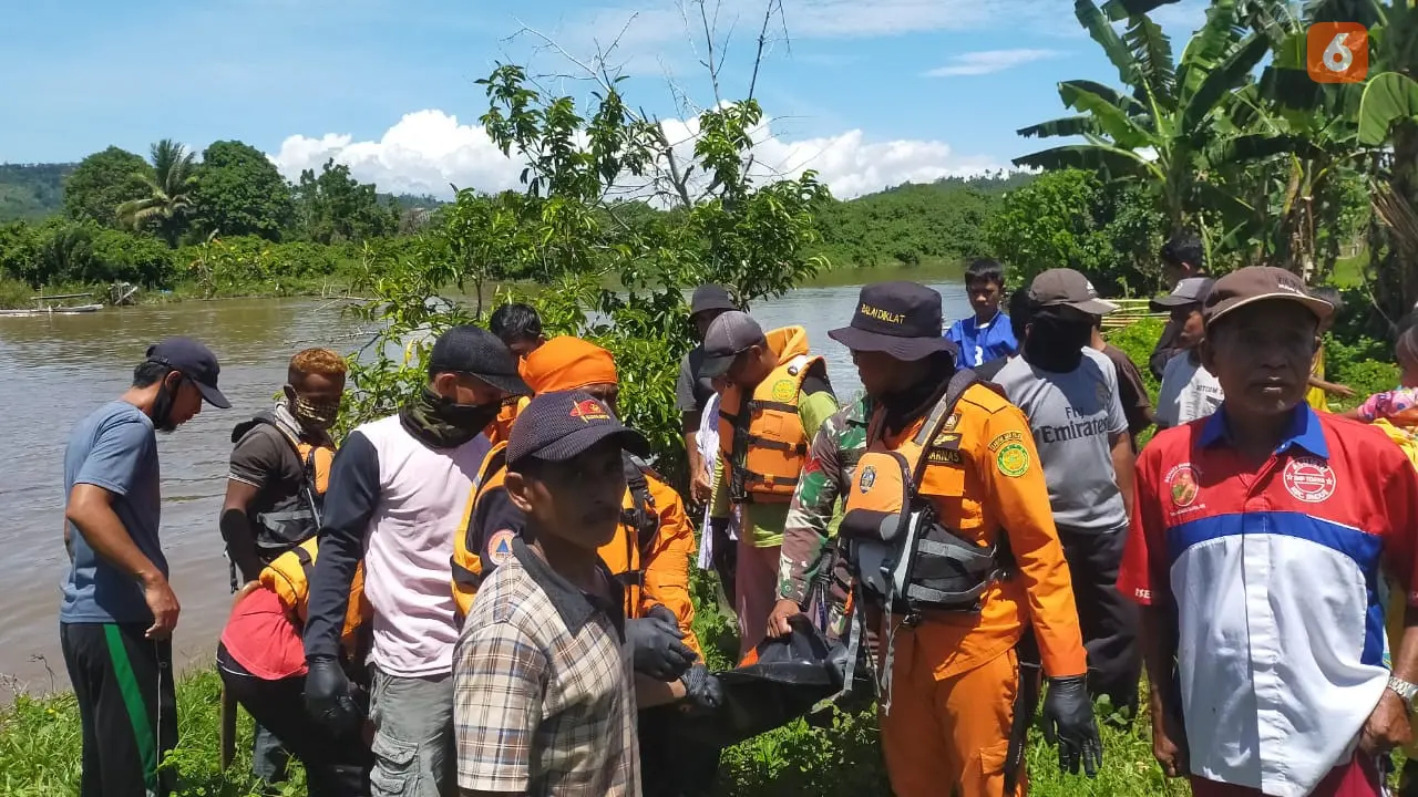 Tim SAR gabungan dan warga membawa kantong jenazah korban serangan buaya di Tolitoli