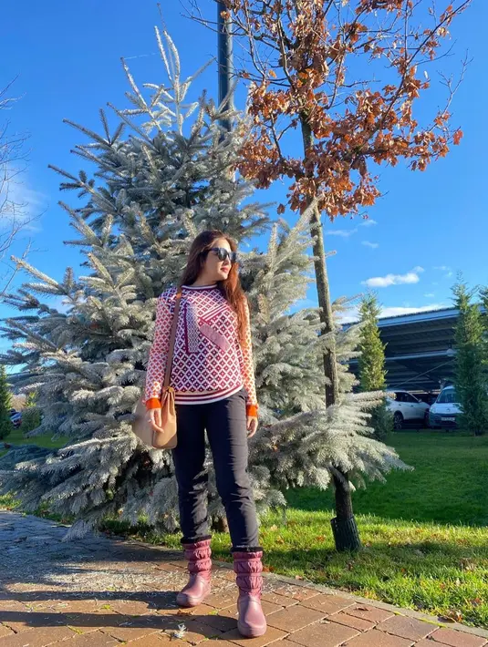 Intip gaya fashion ala seleb Tanah Air saat liburan akhir tahun di luar negeri, siapa tahu bisa jadi inspirasi. 
 [IG:@ashanty_ash].