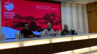 ​Dirjen PWNI dan BHI Judha Nugraha (kiri), Direktorat Jenderal Kerja Sama ASEAN Sidharto R. Suryodipuro (tengah) dan Juru Bicara Kemlu RI Teuku Faizasyah (kanan) dalam press briefing mingguan pada Jumat (10/3/2023). (Liputan6/Benedikta Miranti)