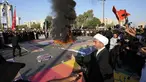 Pendukung pemimpin Syiah Moqtada Sadr membakar bendera pelangi saat demonstrasi di depan Kedutaan Besar Swedia, Baghdad, Irak, Jumat (30/6/2023). Aksi tersebut dilakukan sebagai bentuk protes atas pembakaran Alquran di Swedia. (AP Photo/Hadi Mizban)