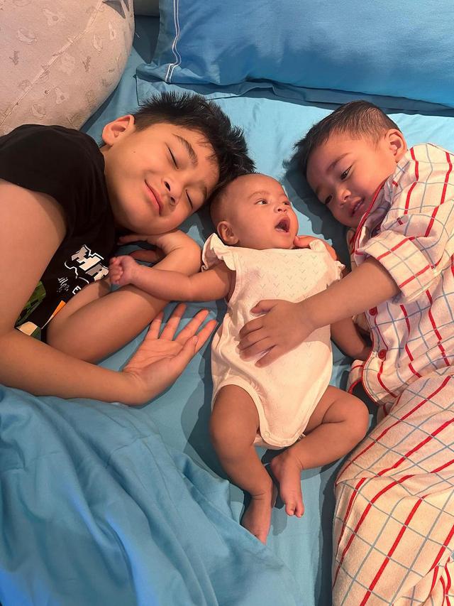 6 Potret Gemas Baby Lily yang Wajahnya Perdana Diungkap, Disebut Mirip Rayyanza