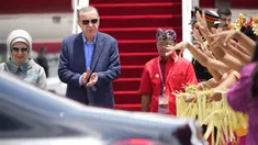 Presiden Turki Recep Tayyip Erdogan didampingi istrinya Emine tiba di Bandara Internasional Ngurah Rai menjelang KTT G20 di Bali, Indonesia, Senin (14/11/2022). Presiden Turki Recep Tayyip Erdogan tiba di Bali untuk menghadiri Konferensi Tingkat Tinggi (KTT) G20 Bali. (AP Photo/Firdia Lisnawati )