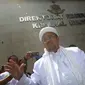 Pimpinan Front Pembela Islam (FPI) Rizieq Shihab tiba di Polda Metro Jaya, Jakarta, untuk diperiksa sebagai saksi kasus dugaan makar, Rabu (1/2). (Liputan6.com/Immanuel Antonius)