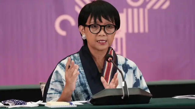Menteri Luar Negeri RI Retno Marsudi saat berbicara dalam press briefing virtual yang digelar oleh Kementerian Luar Negeri RI, Jumat (7/8/2020). (Photo credit: Kementerian Luar Negeri RI)
