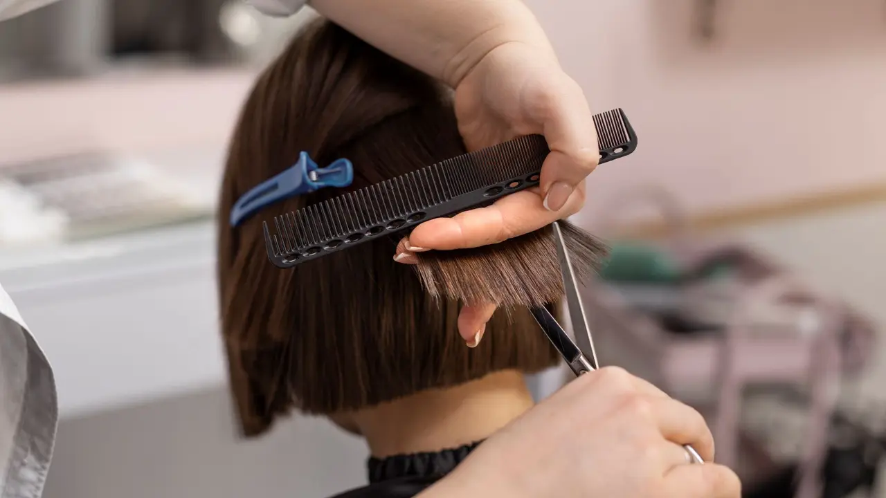 Potong Rambut Saat Stres, Apa Benar Ada Hubungannya dengan Kesehatan Mental? (photo by freepik.com)