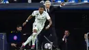 Pelatih kepala Real Madrid, Carlo Ancelotti (kanan) memberikan instruksi kepada pemainnya, David Alaba pada laga leg pertama perempat final Liga Champions 2022/2023 di Santiago Bernabeu, Madrid, Kamis (13/04/2023) WIB. Los Blancos menang dengan skor 2-0. (AP Photo/Jose Breton)