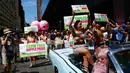 Sejumlah wanita bertelanjang dada saat menggelar GoTopless Parade di New York (28/8). Parade GoTopless Day telah ada di New York sejak 1992 silam. (AFP PHOTO / KENA Betancur)