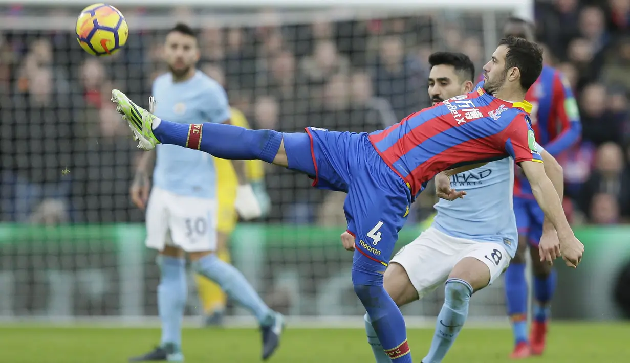 Pemain Crystal Palace, Luka Milivojevic berusaha menghalau bola dari jangkauan pemain Manchester City, Ilkay Gundogan pada lanjutan Premier League di Selhurst Park, London, (31/12/2017). Palace tahan Manchester City tanpa gol. (AP/Tim Ireland)
