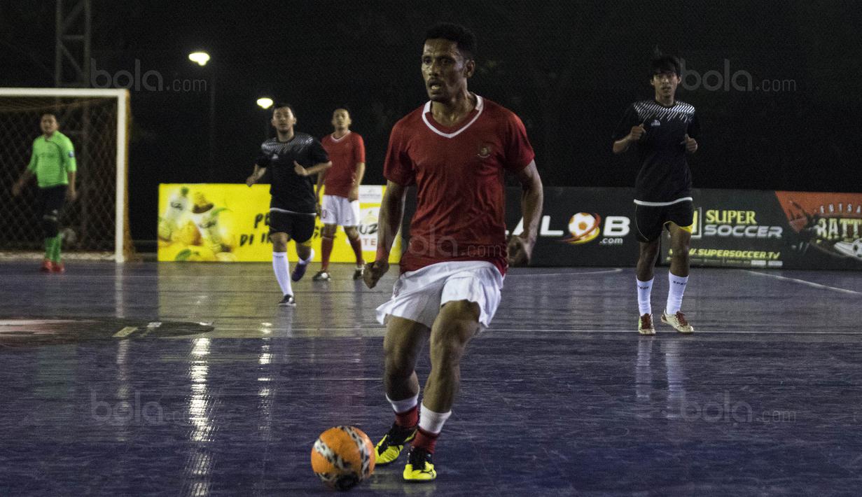 Pemain futsal Indonesia, Hairul Ohorella, meramaikan grand final Super Soccer Futsal Battle 2017 di Bintaro Jaya ExChange, Tangerang, Sabtu (21/10/2017). Timnas futsal Piala AFF 2010 tampil melawan All Star. (Bola.com/Vitalis Yogi Trisna)